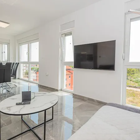 Apartment Vasilj Dein Eigener Pool Oder Dein Eigener Whirlpool Mit Aussicht, Dein Urlaub, Deine Privatsphaere, Deine Wahl Vodice