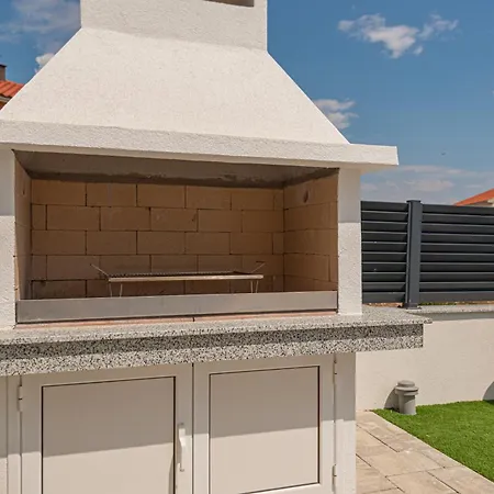 Vasilj Dein Eigener Pool Oder Dein Eigener Whirlpool Mit Aussicht, Dein Urlaub, Deine Privatsphaere, Deine Wahl Apartament Vodice